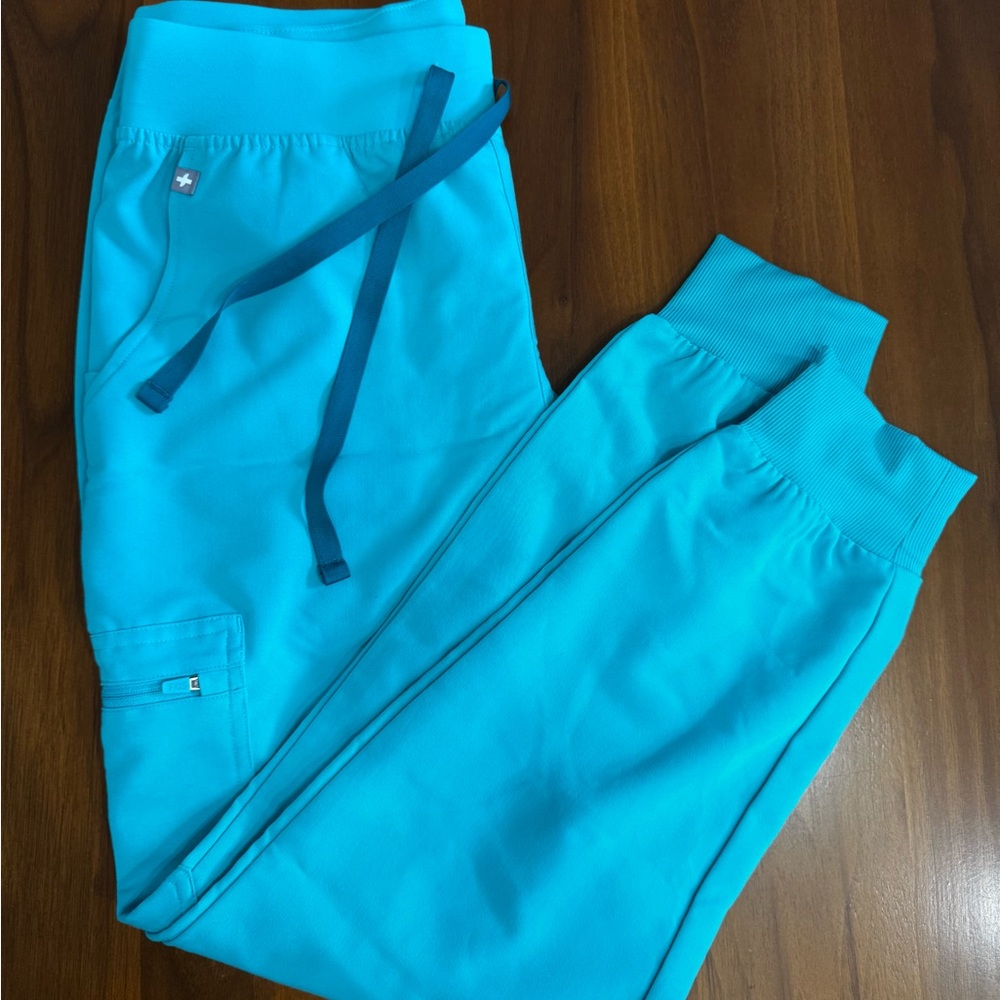FIGS 🫀 Women’s aqua blue scrub joggers